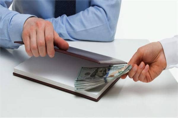 اتهامات بالابتزاز تقود لتوقيف أقارب مدونين في الخار